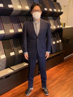使いやすさと爽やかさを兼ね備えたネイビースーツの画像