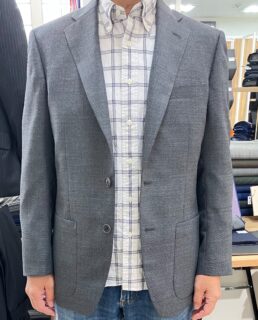 大人の魅力が溢れるグレージャケットの画像
