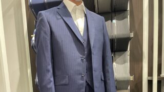 光沢のある紺色ストライプスーツの画像