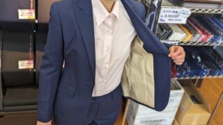 爽やかなネイビーの春夏レディーススーツの画像