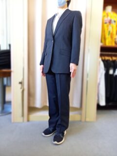 着丈長めで安心感のあるレディーススーツの画像