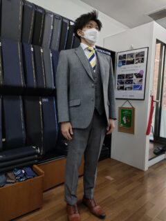 シックさを装いつつ今風な細身3Ｐスーツの画像