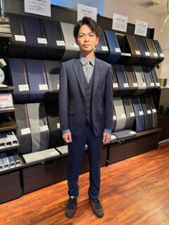 ハリ・コシNo.1英国生地のネイビースーツ！の画像
