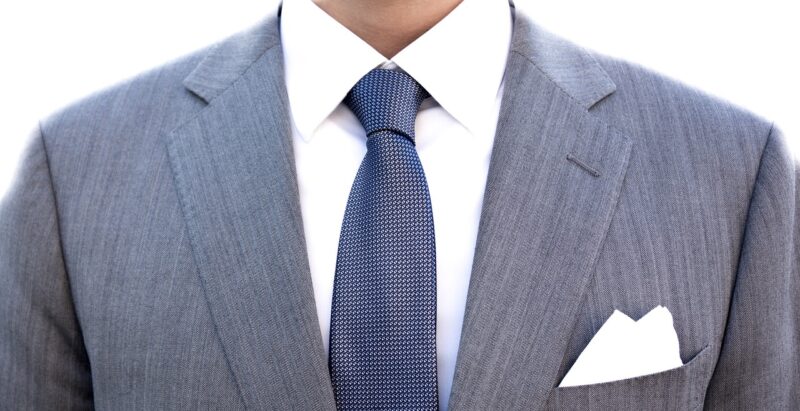 結婚式にグレーのスーツで参列するのは問題ないか？選ぶポイントや注意点を紹介 – オーダースーツSADAのアイキャッチ画像