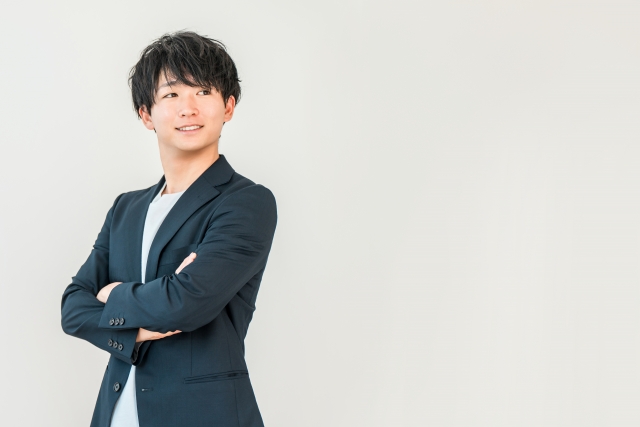 スーツの下に仕込んで寒い冬を乗り切る！メンズにオススメしたいアイテム。のアイキャッチ画像