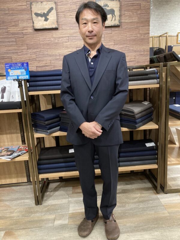 オールマイティに活躍するネイビースーツのアイキャッチ画像