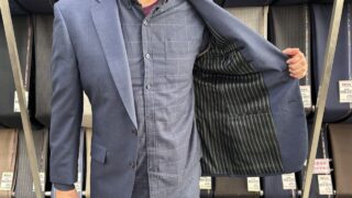 細身のシルエットが美しいネイビースーツの画像