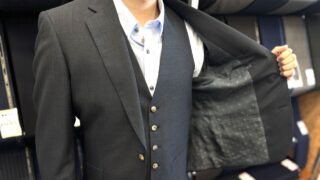 ボタンと裏地で華やかにまとめたグレースーツの画像
